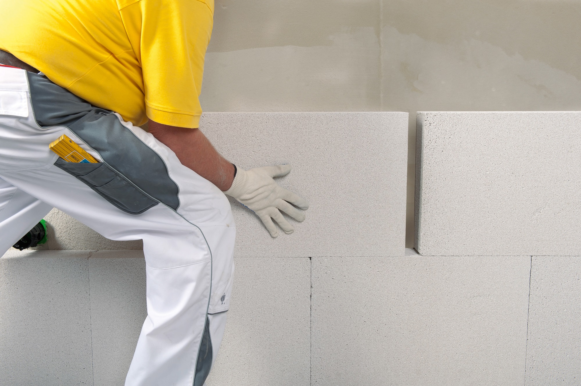 чем клеить пенопласт