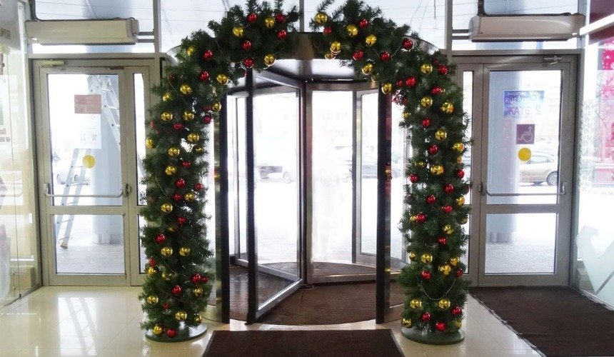 хвойная арка для украшения школы на новый год