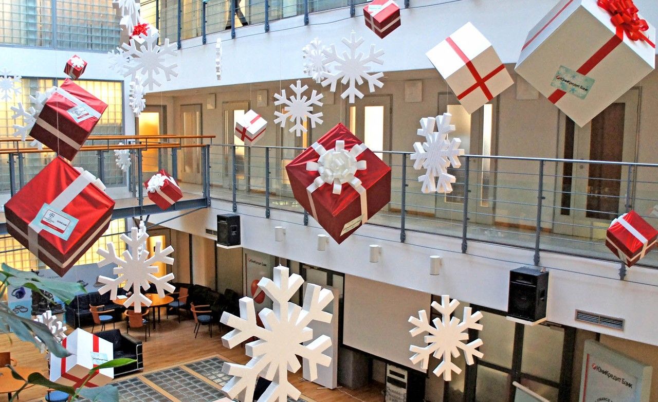 украшение офиса подарочными коробками